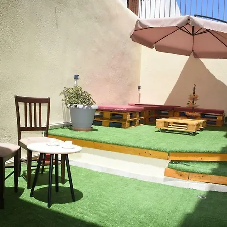 Little Yard & #5 Budget Studio Apartment *